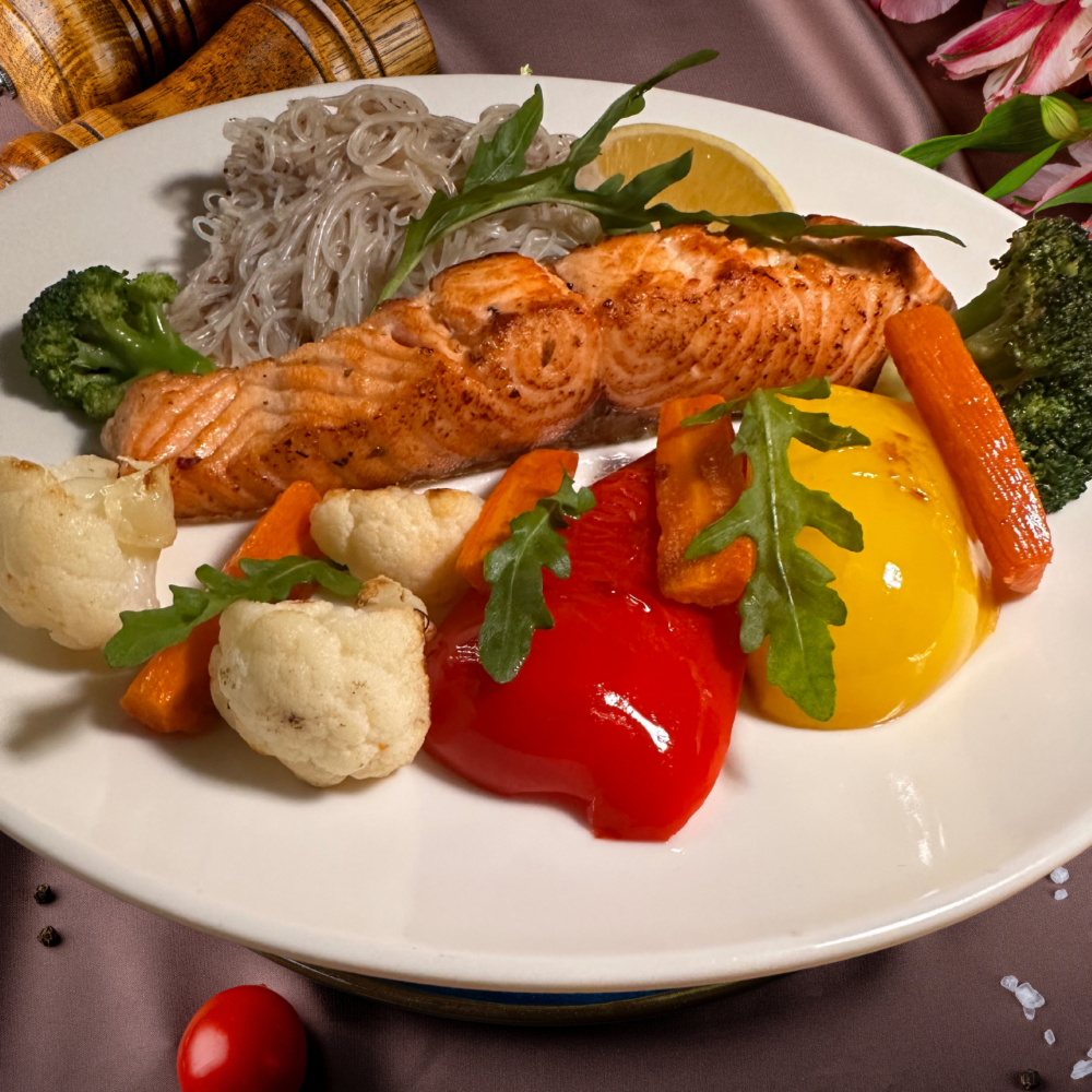 ЛОСОСЬ З ОВОЧАМИ ГРИЛЬ ТА РИСОВОЮ ЛОКШИНОЮ