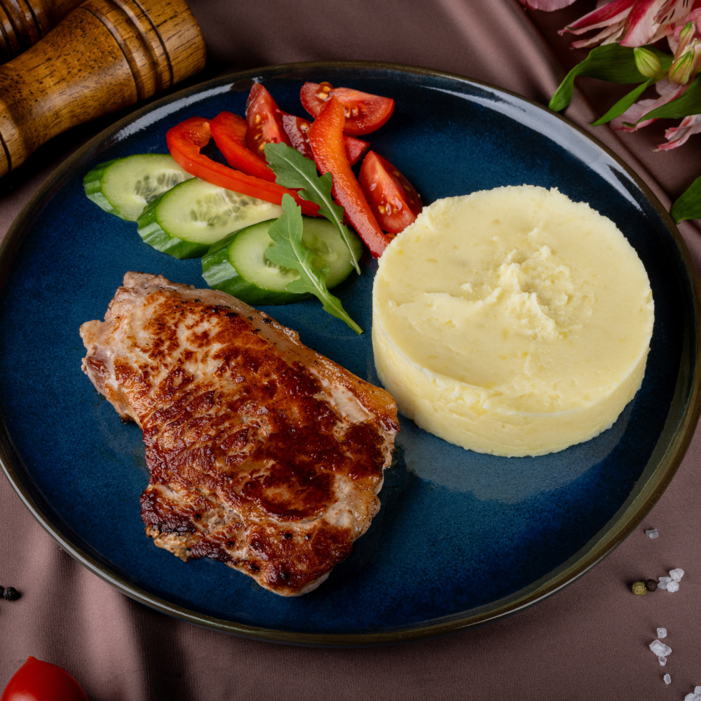 СТЕЙК ЗІ СВИНИНИ З  ОВОЧЕВОЮ НАРІЗКОЮта соусом наршараб без гарніру (ГАРНІР НА ВИБІР)