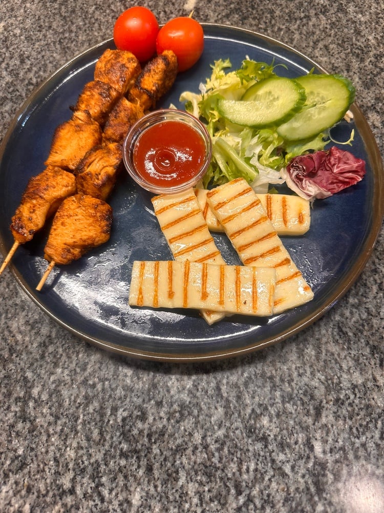 КУРЯЧІ ШАШЛИЧКИ З СИРОМ ХАЛУМІ НА ГРИЛІ_Доставка