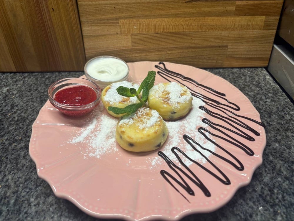 СОЛОДКІ СИРНИЧКИ З ЯГІДНИМ КЮЛІ І СМЕТАНОЮ/SWEET CHEESECAKES WITH BERRY JAM AND SOUR CREAM