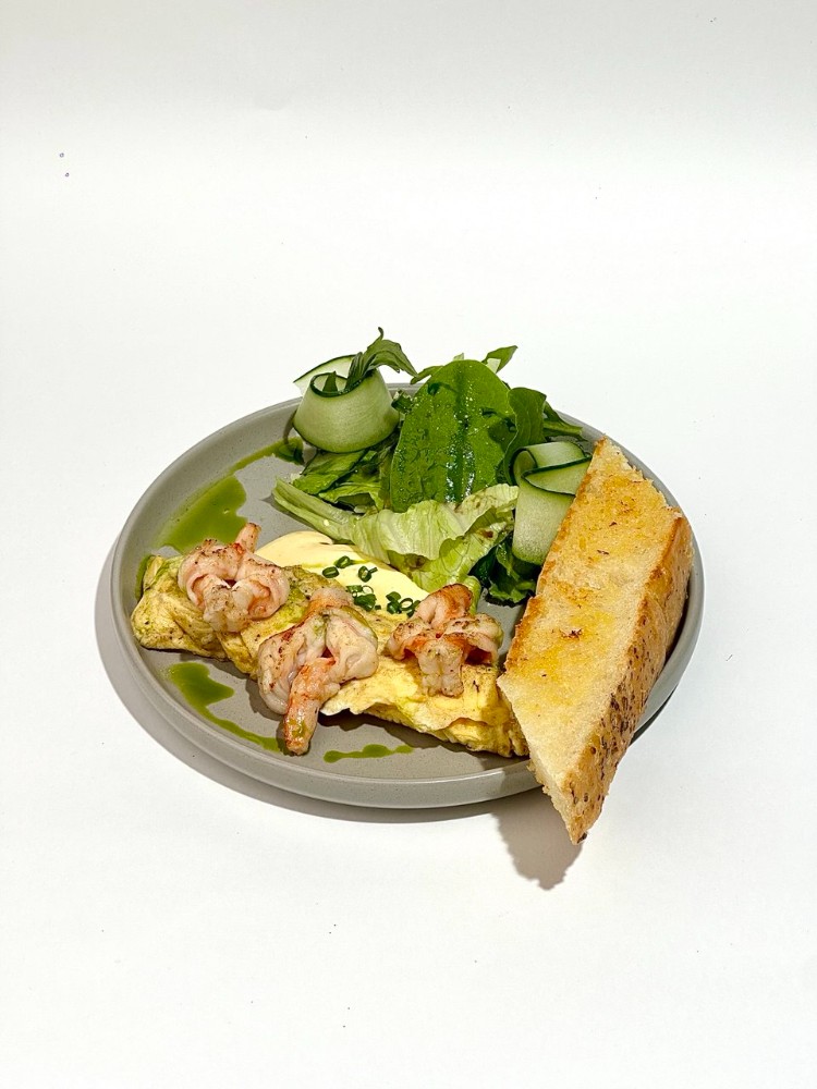 French omelette with shrimps and hollandaise sauce 