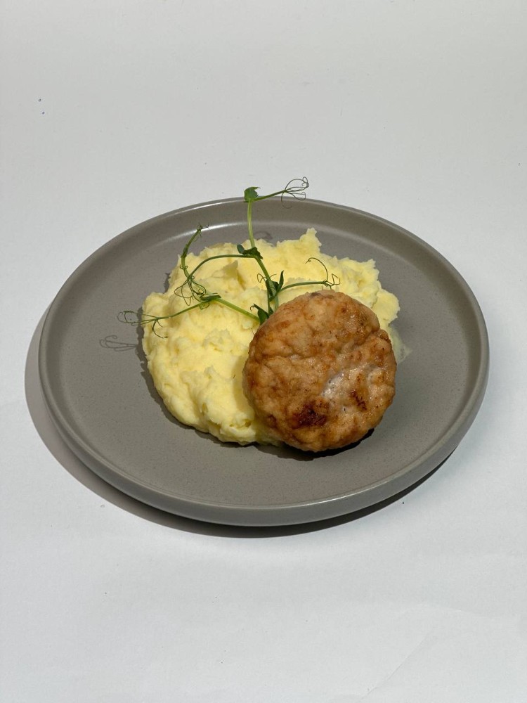 Chicken cutlet with mashed potatoes
