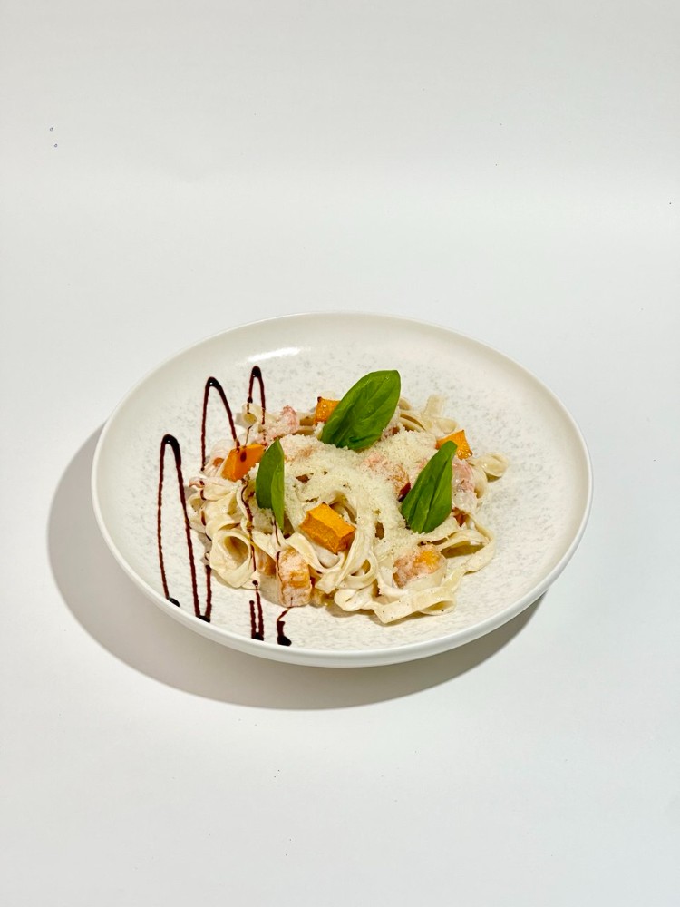 Pasta with shrimp and roasted pumpkin