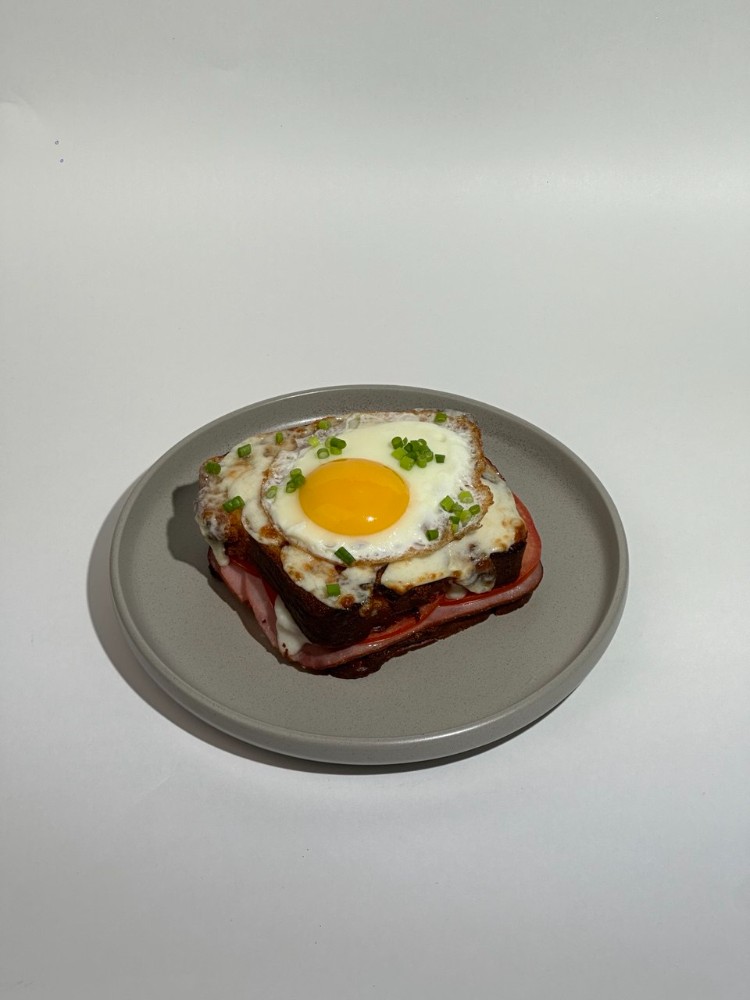 Croque Madame (sandwich with egg, ham and cheese)