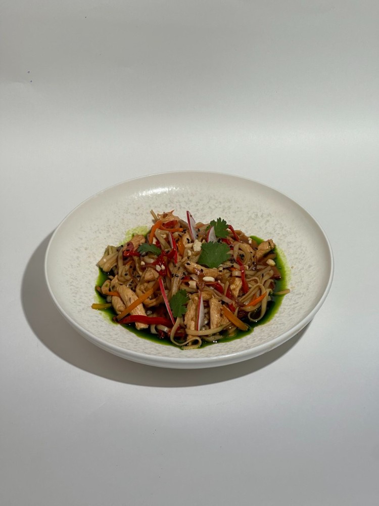 Asian noodles with chicken and mushrooms
