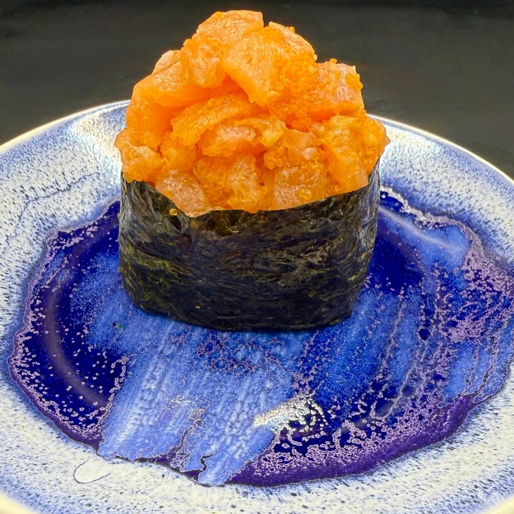 Гункан зі слабосоленим лососем🌶