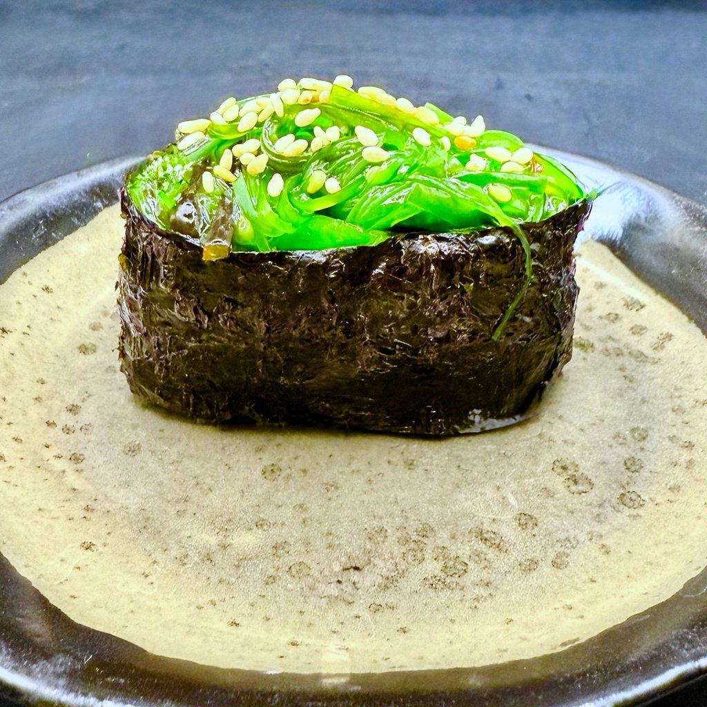 Гункан з салатом Чука