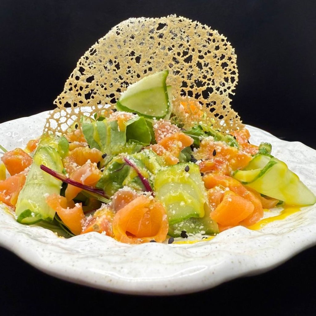 Салат зі слабосоленим лососем