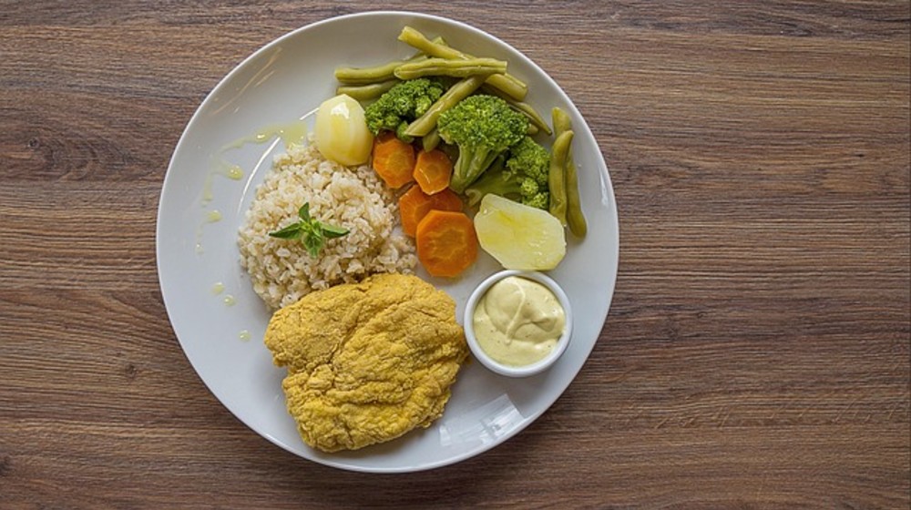 pollo empanizado con arroz y ensalada
