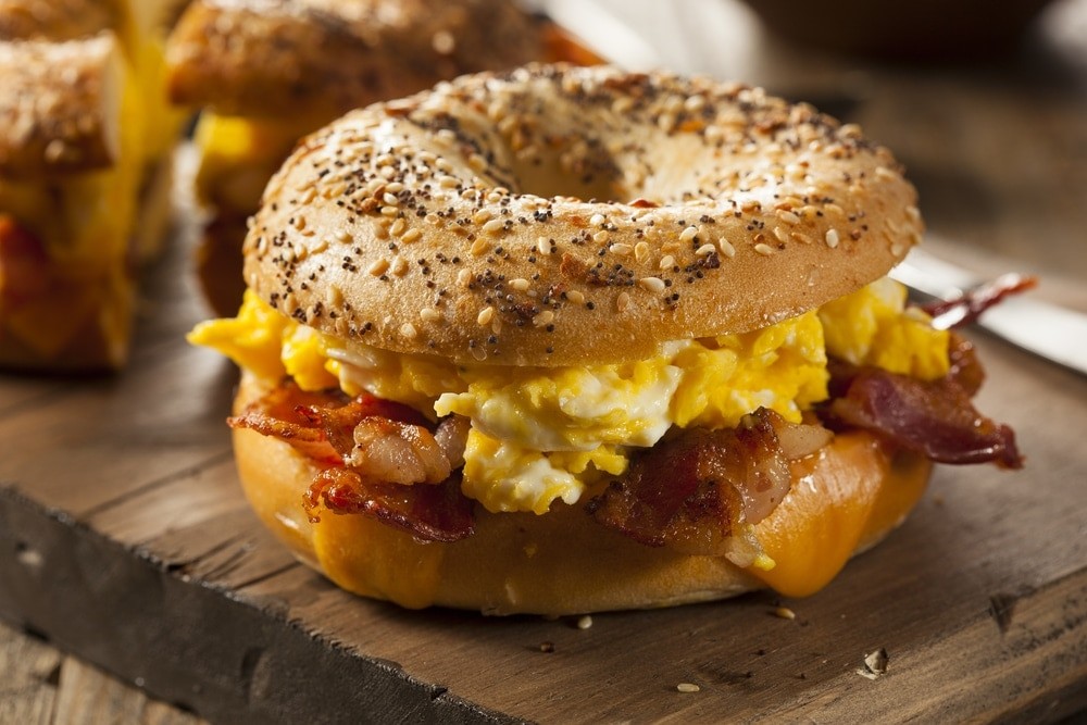 Bagel de huevo con tocino