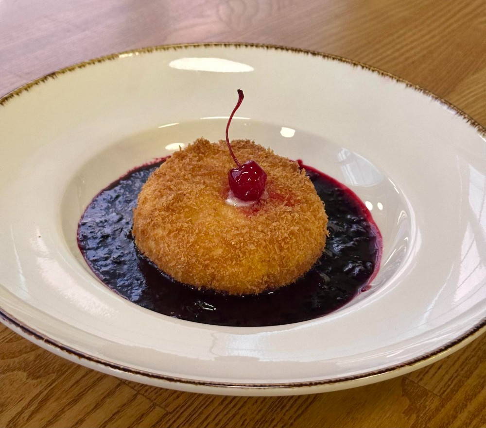 Камембер з ягідним соусом