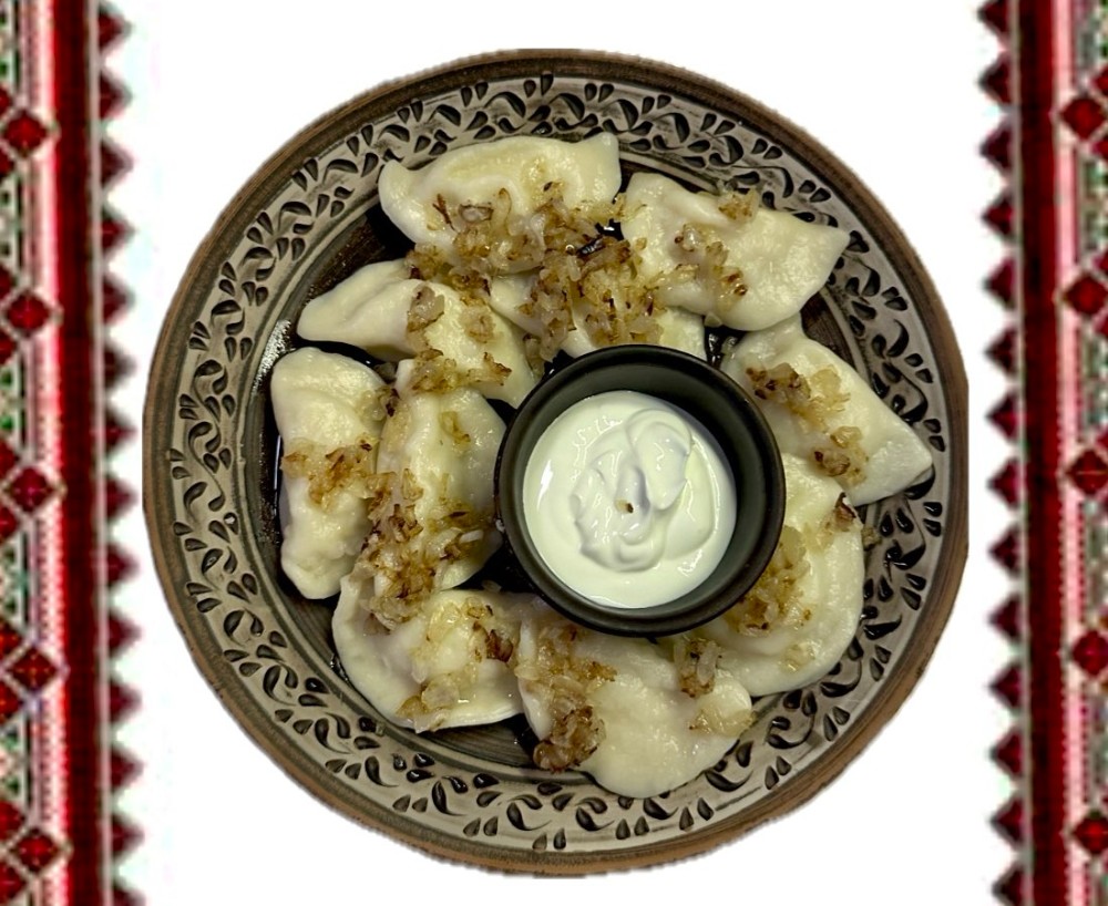 Вареники з цибулею та сметаною 