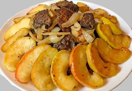 Куряча печінка з карамелізованими яблуками 