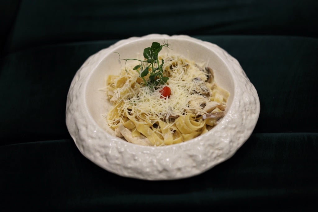 Паста з куркою та грибами