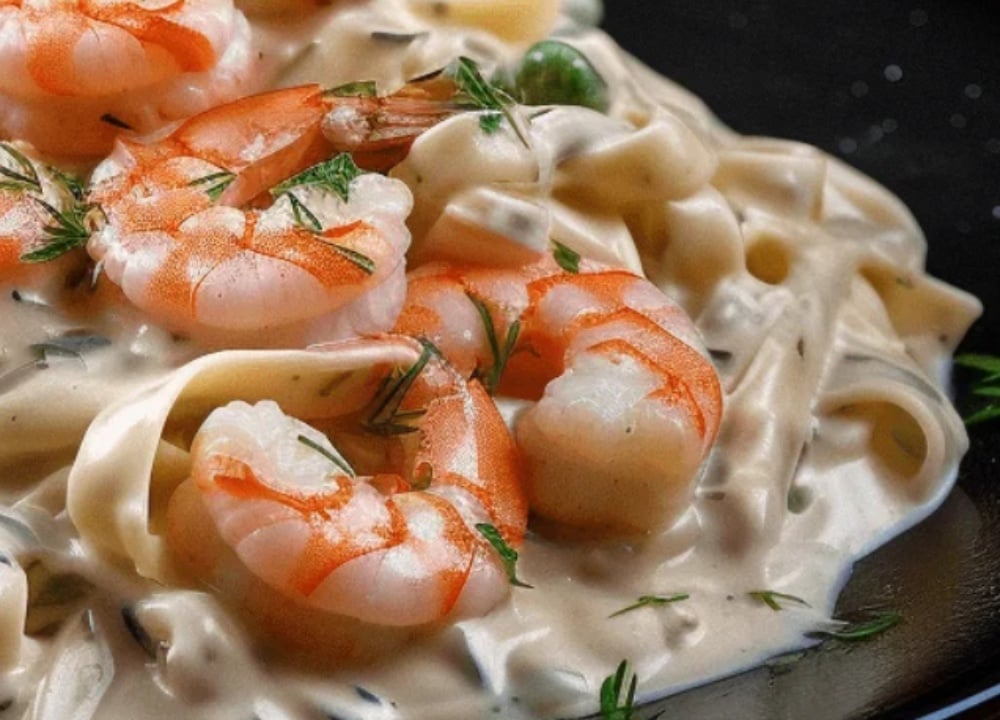 Вершкова лапша wok з лососем та креветками 