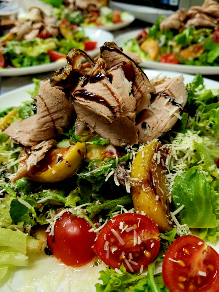 Салат з телятини з карамелізованими яблуками (350г)