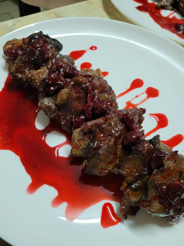 ТЕЛЯТИНА У ВИШНЕВОМУ СОУСІ