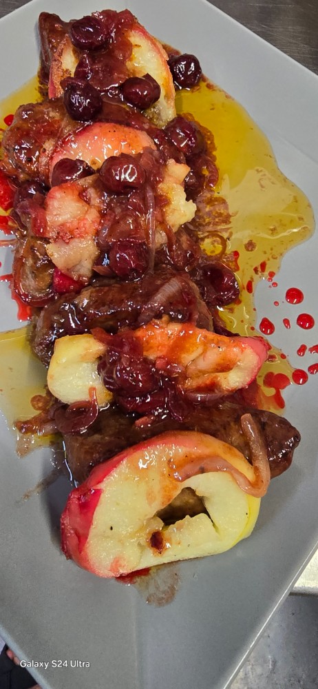 ТЕЛЯЧА ПЕЧІНКА  ПІД ВИШНЕВИМ СОУСОМ З ЯБЛУКАМИ