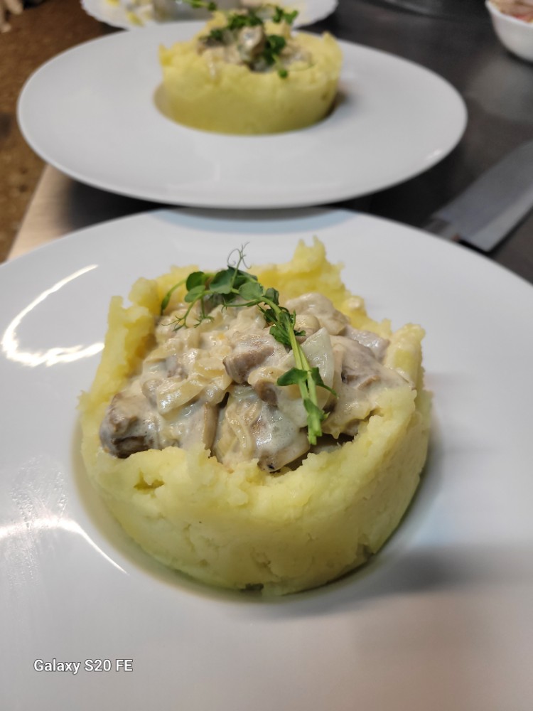 Свинина тушкована з грибами (450г)