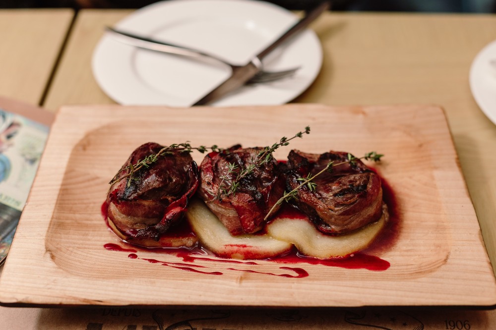 Свинні медальйони з беконом (450г)