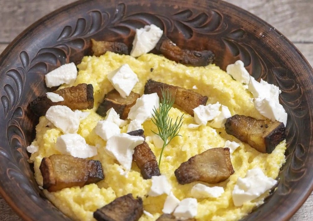 Банош з грибним соусом та бринзою (450г)