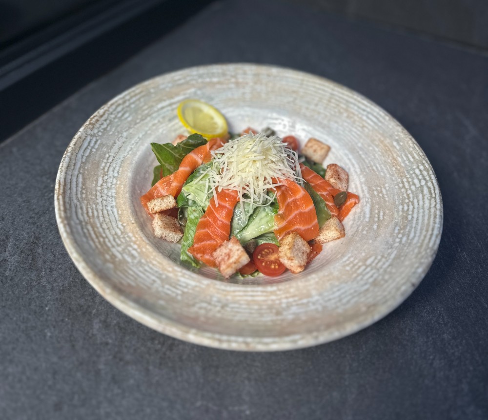 Салат цезар з лососем