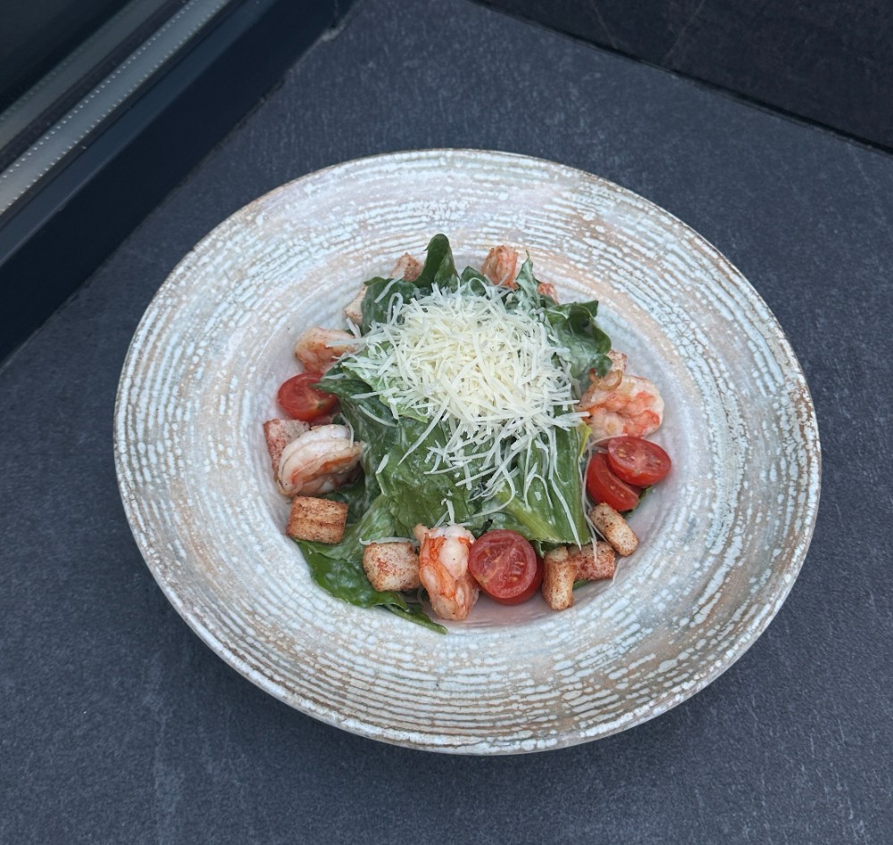 Салат цезар з тигровою креветкою