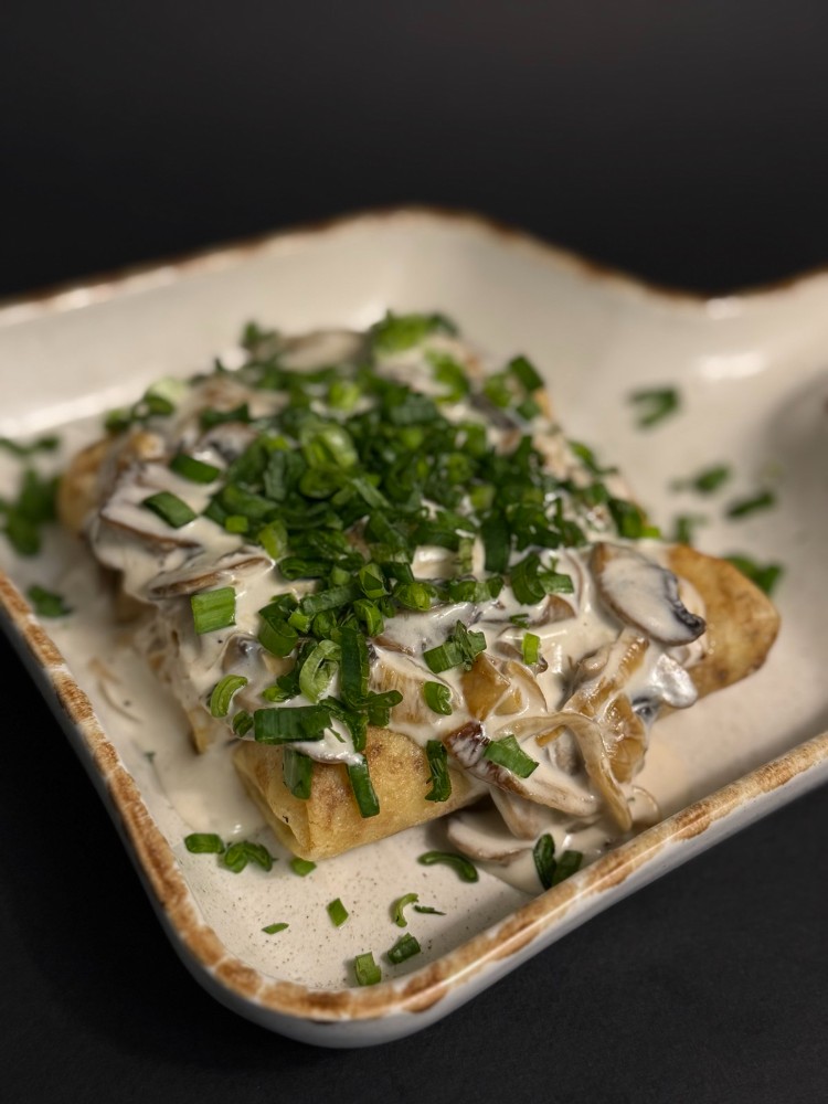 Млинці з куркою та соусом з печериць