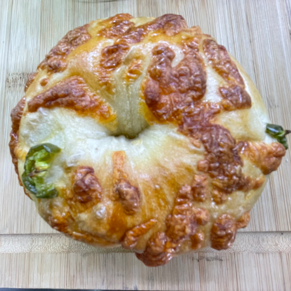 BAGEL QUESO GOUDA Y JALAPEÑO
