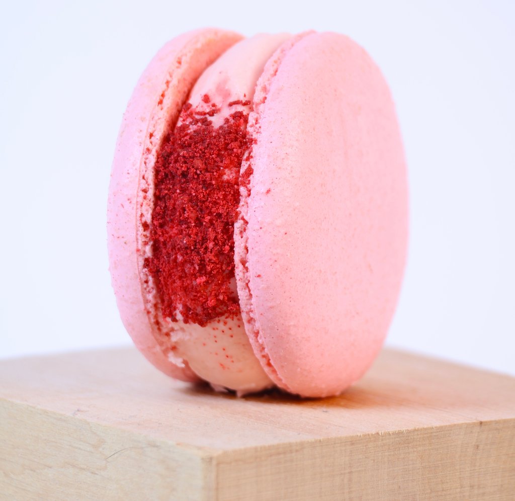 Макарон Полуниця з вершками