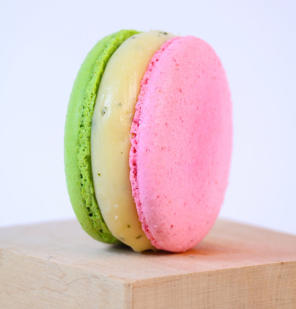 Макарон Базилік/лайм/полуниця