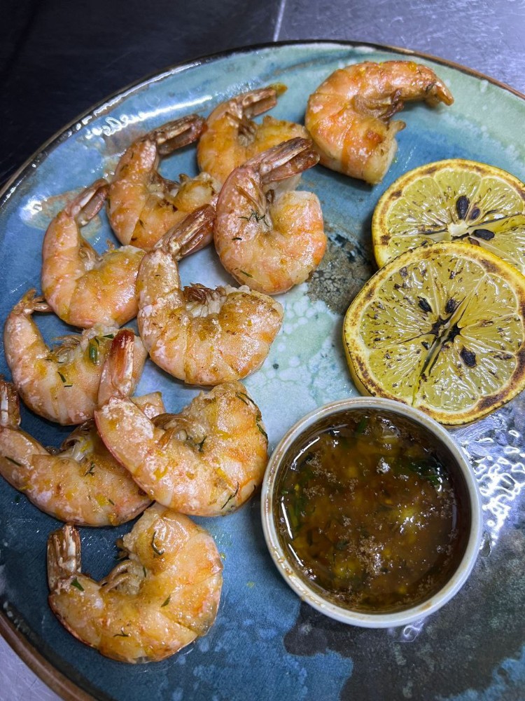 Shrimp fried in soy garlic sauce/ Креветки жареные в соево-чесночном соусе / კრევეტები ნივრის სოუსში