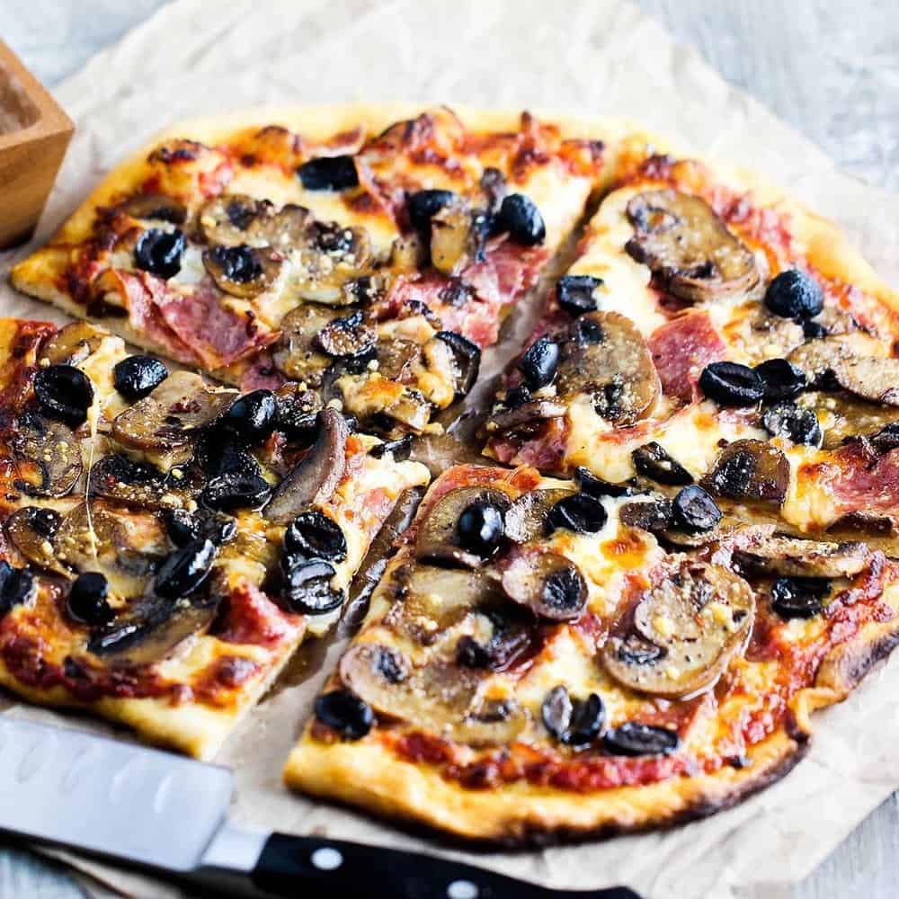 Pizza with chicken, mushrooms and olives/ Пицца с курицей, грибами и маслинами/ პიცა ქათმით, სოკოთი და ზეთისხილით