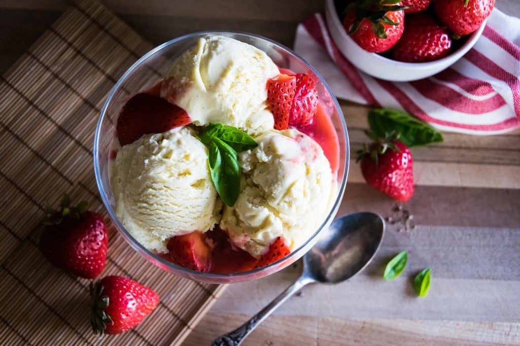Vanilla ice cream with strawberry jam/Ванильное мороженое, c клубничным вареньем /ნაყინი