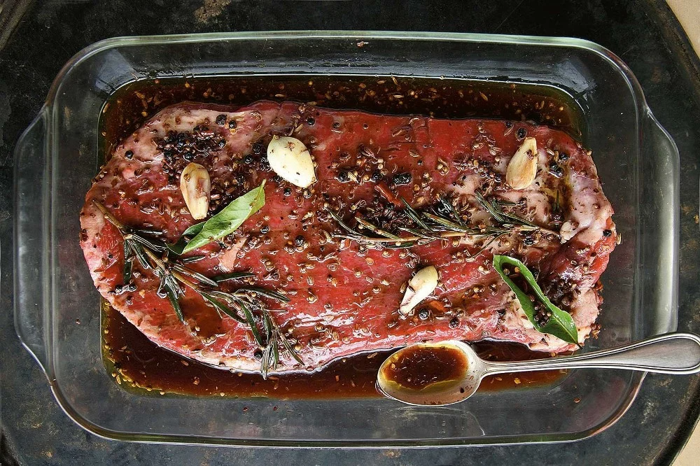 Маринований стейк телятини