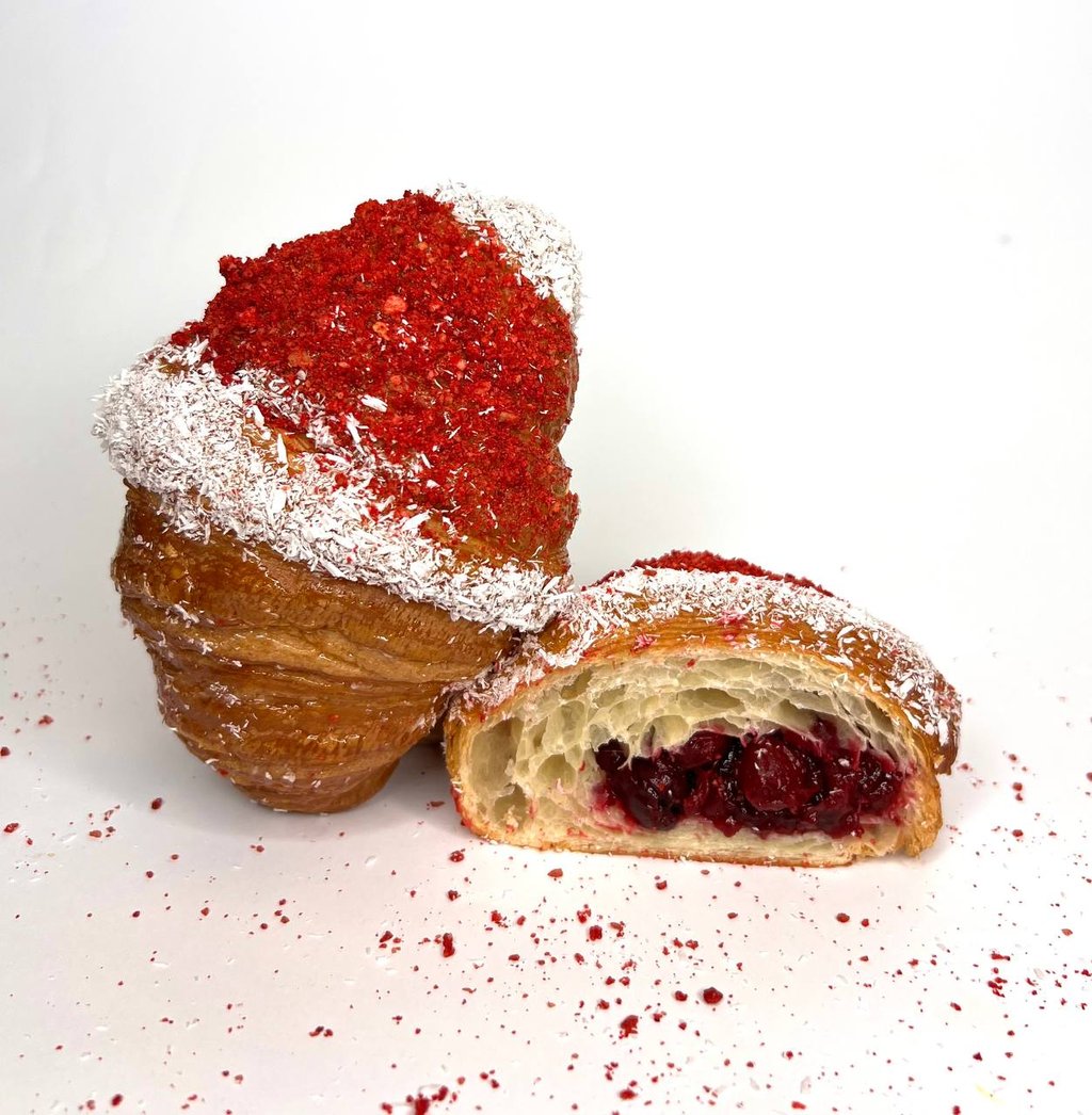 Круасан з вишнею