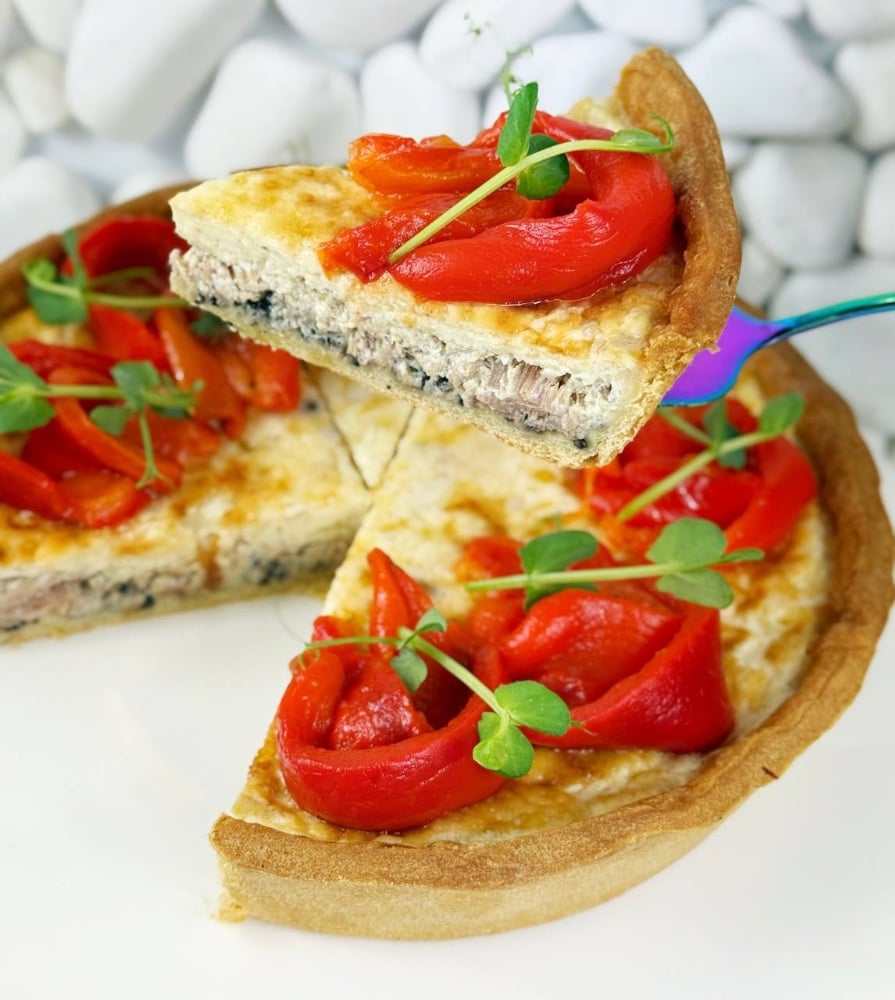 Кіш з тунцем та печеним перцем