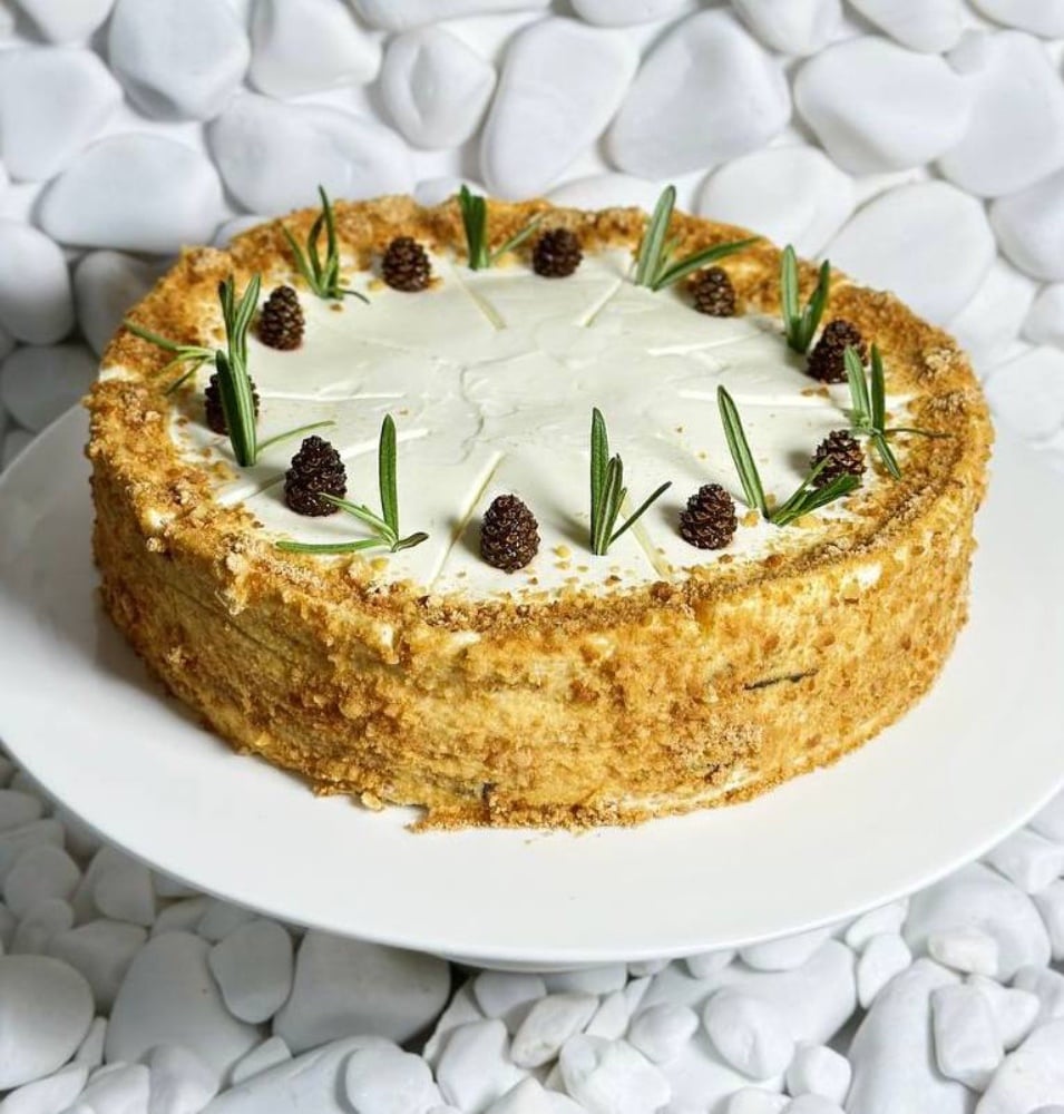 Медовик з шишками та сливою