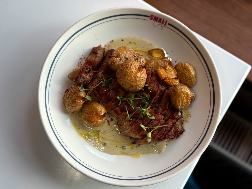 Смажена свинина з бебі картоплею та соусом Пеперкорн