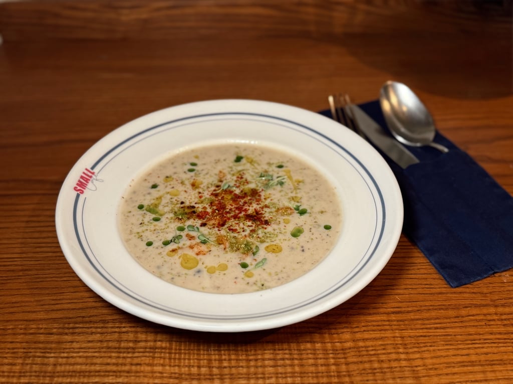 Крем-суп із цвітної капусти з креветками та фісташкою