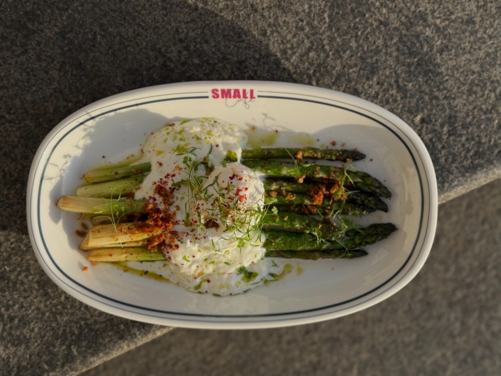 Спаржа з яйцем пашот і страчетеллою