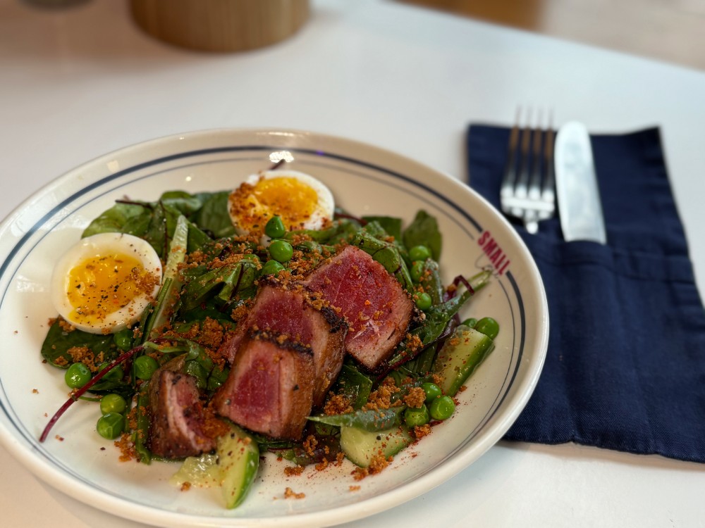 Салат з тунцем татакі і спаржею