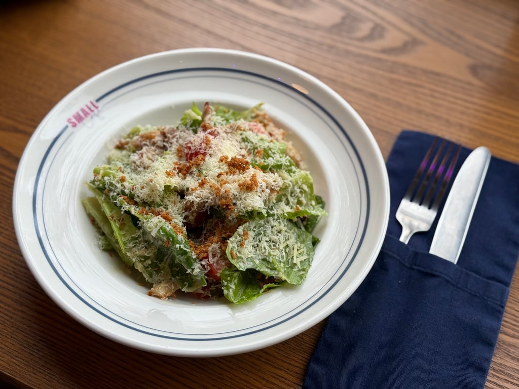 Салат з ніжним курчам та соусом Цезар