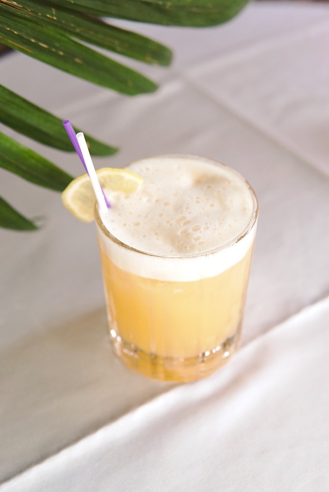 Коктейль Whiskey sour.