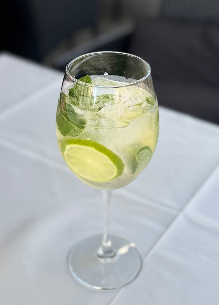 Коктейль Hugo Spritz.