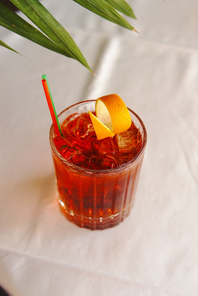Коктейль Negroni.