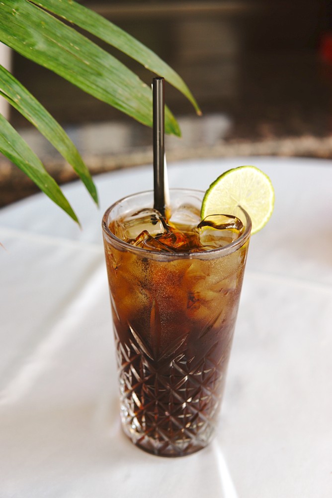 Коктейль Long Island Iced Tea.