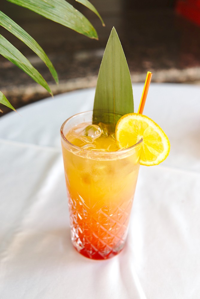 Коктейль Tequila Sunrise.