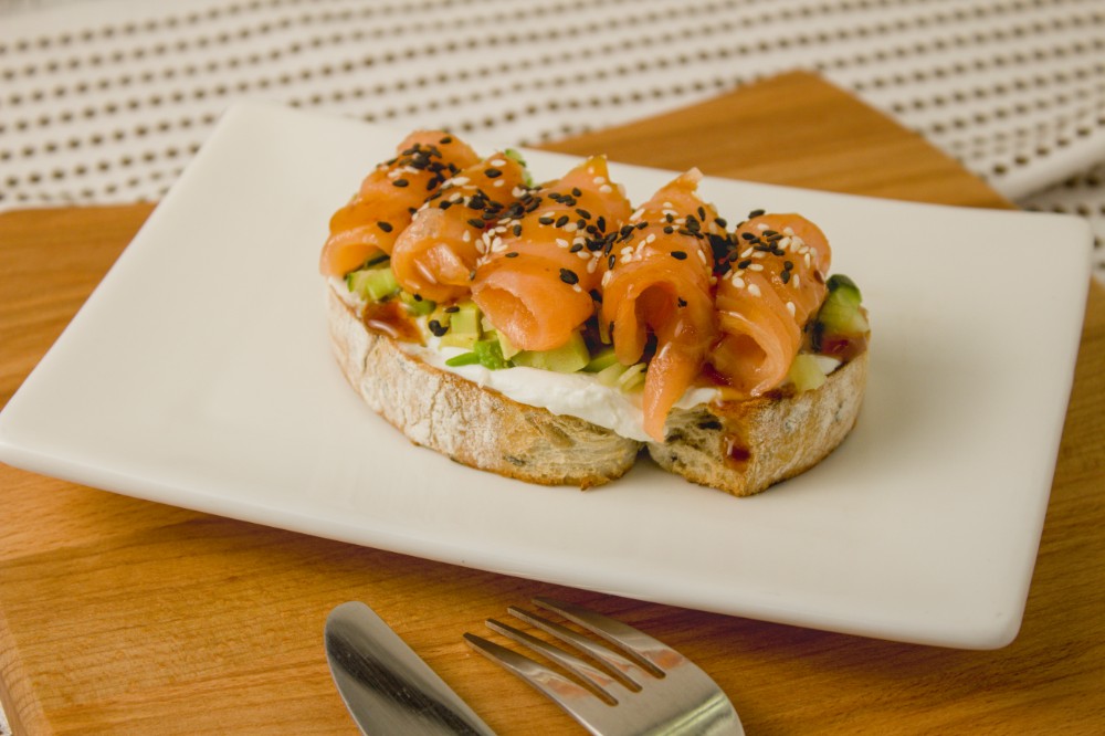 Брускета з копченим лососем
