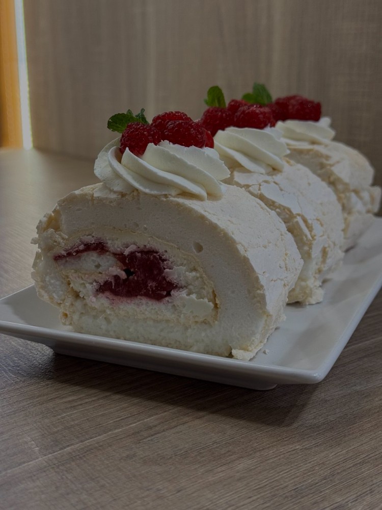 Ягідний меренговий рулет